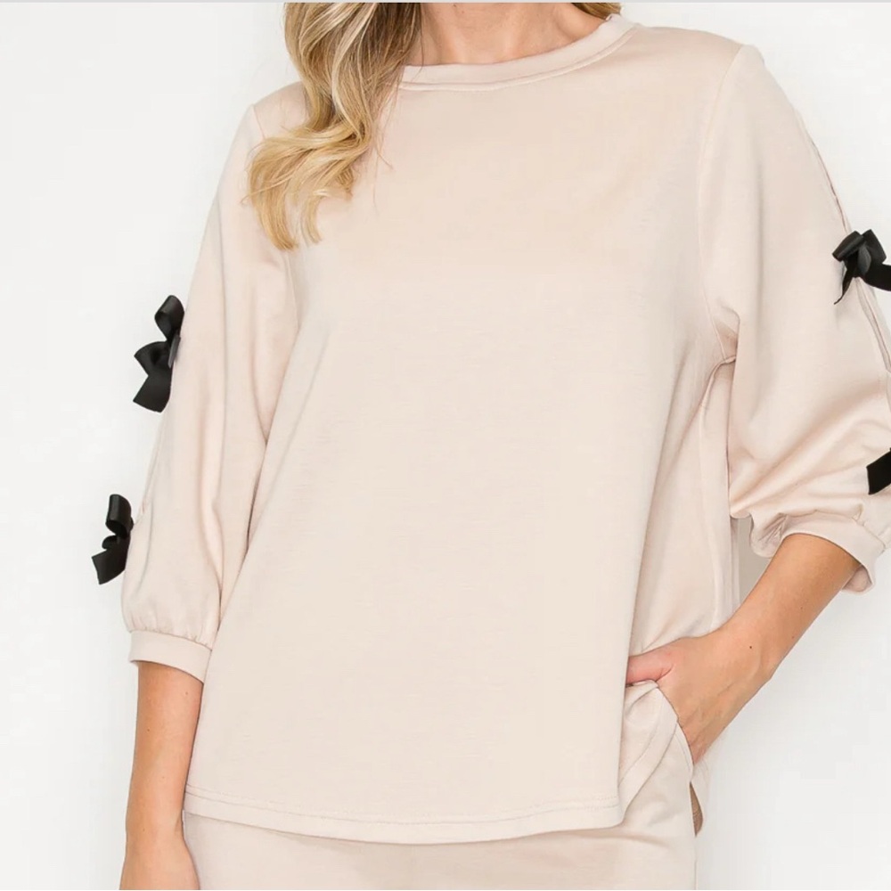 Joh Apparel Women's Cream Top with Black Bow Accents. Buttery soft. N w/o tags
